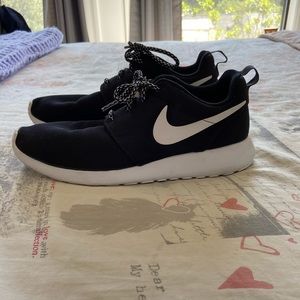 Women’s Nike Roches size 9